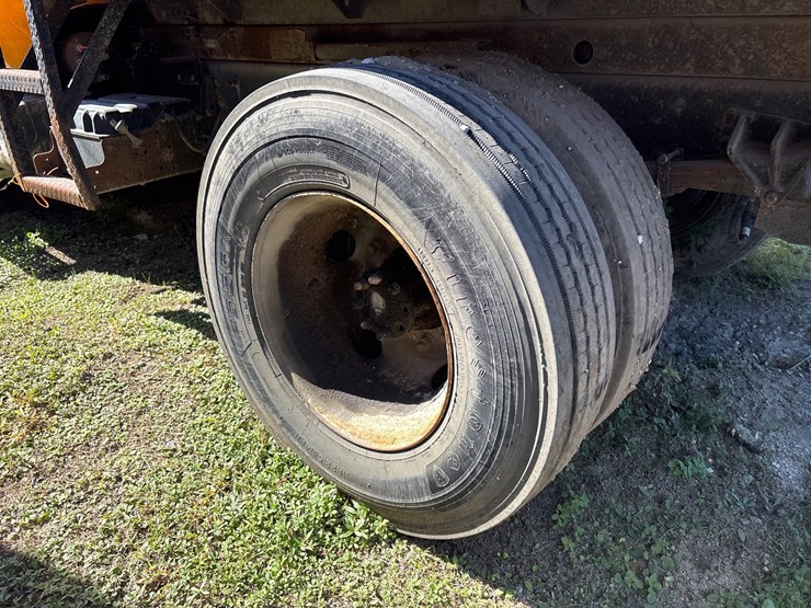 #19-•-ford-f-750-super-duty-single-axle-dump-truck-image-9