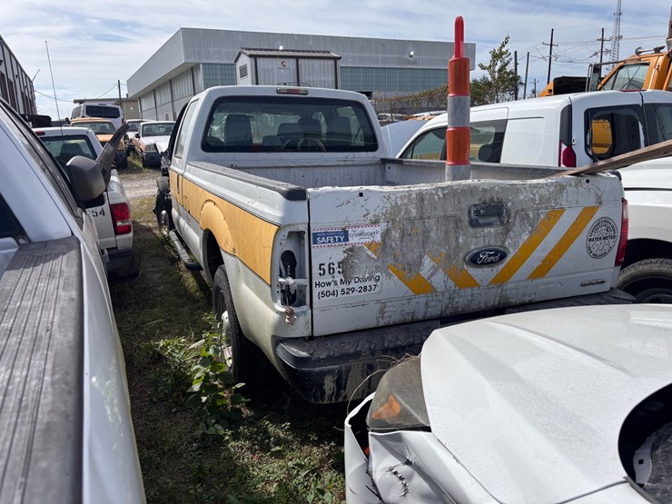 #60-•-ford-f-250-super-duty-crew-cab-pickup-truck-image-4