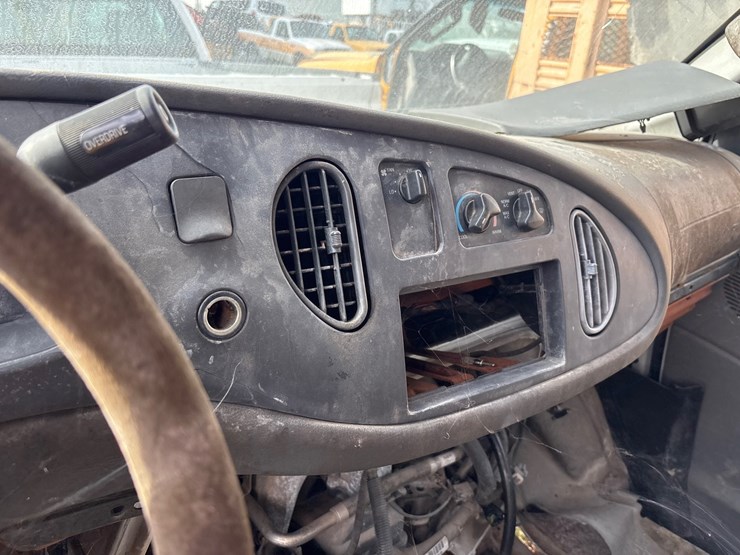 #52-•-ford-e-150-econoline-full-size-cargo-van-image-9