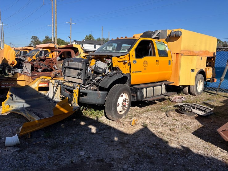 #9-•-2017-ford-super-duty-utility-truck-with-service-body-image-1