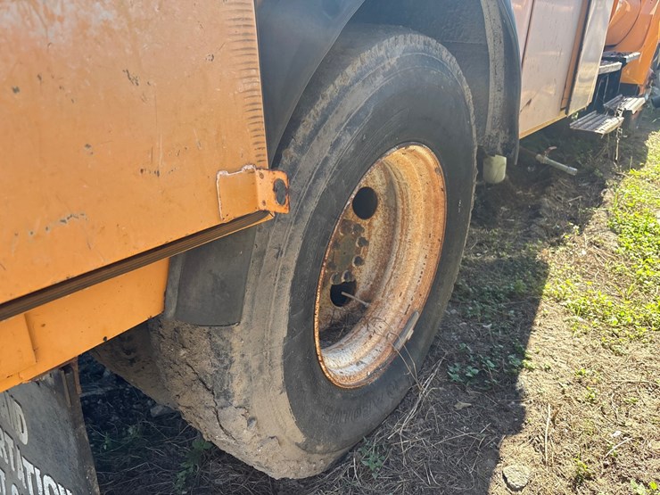 #22-•-2010-ford-f-750-image-11