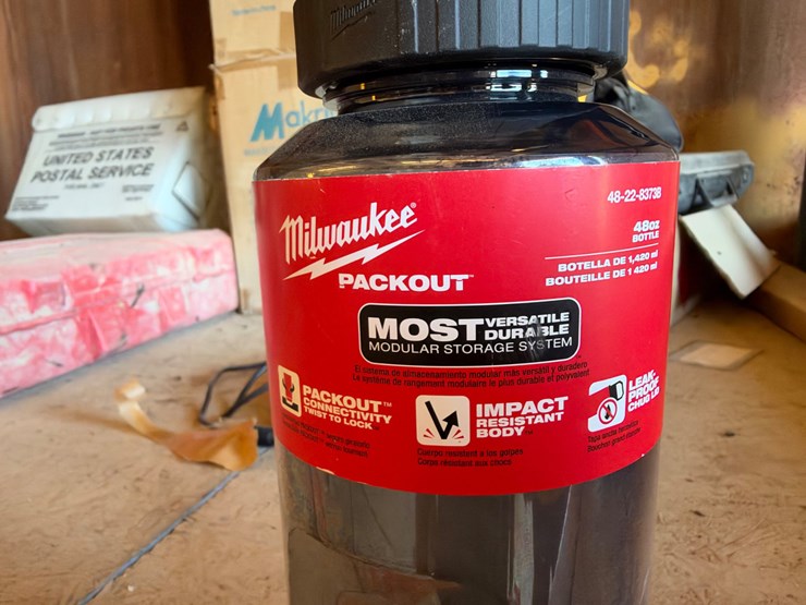 #40-•-milwaukee-packout-48oz-bottle-image-3