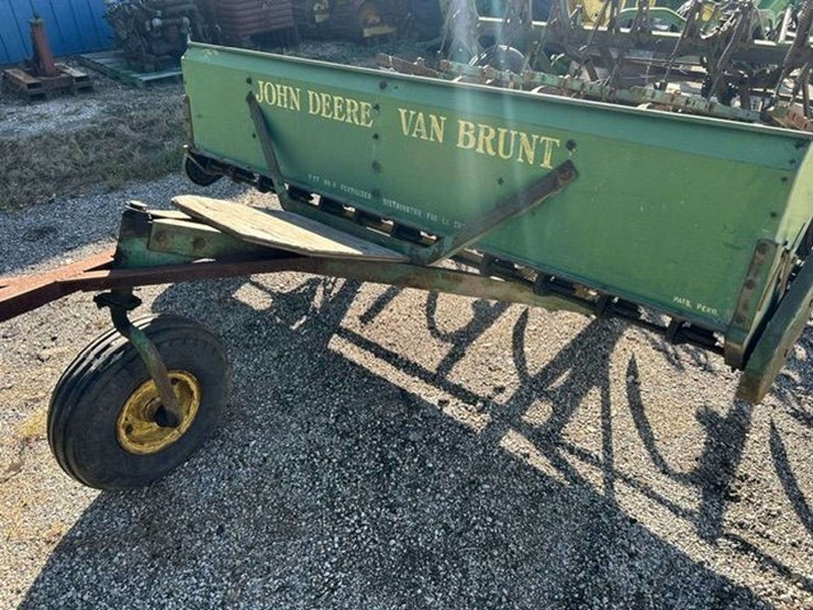 john-deere-no.-9-fertilizer-attachment-image-2