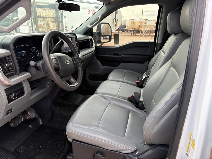 2023-ford-f-250-super-duty-crew-cab-pickup-truck,-4x4-(gasoline)-image-8
