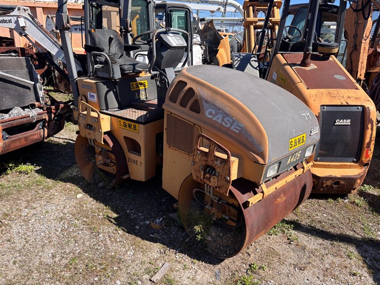 #44-•-case-dv202-compact-tandem-vibratory-roller-image-4