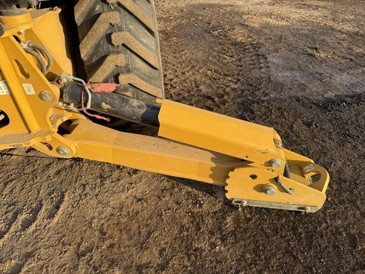 2025-caterpillar-420-image-39