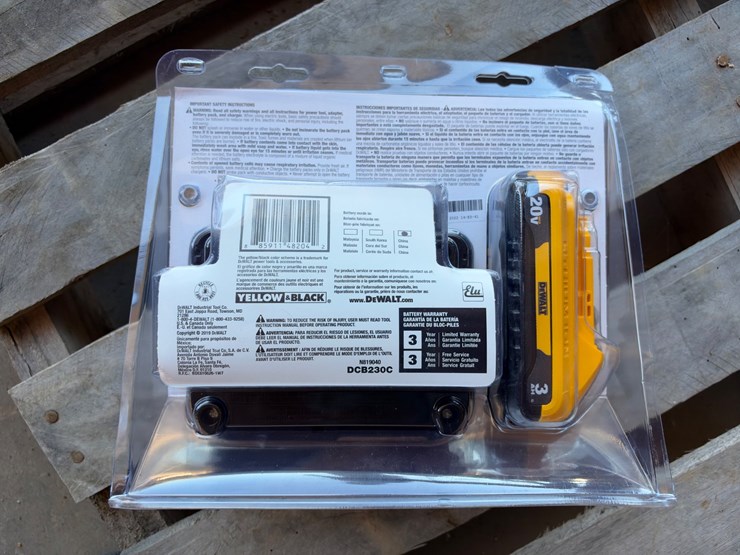 #18-•-dewalt-3ah-lithium-ion-compact-battery-and-charger-image-2