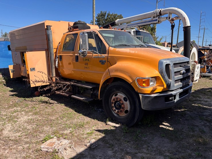 #37-•-2010-ford-f-750-super-duty-utility-truck-with-auto-crane-image-1