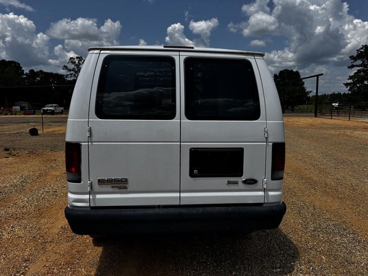 #265-•-2012-ford-econoline-van-image-3