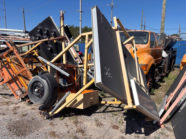 #25-•-towable-solar-powered-flashing-arrow-board-trailer-image-1