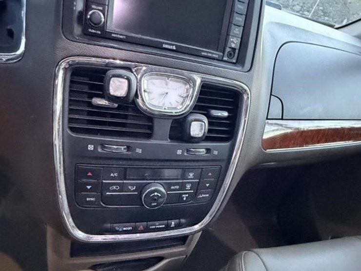2014-chrysler-town-&-country-image-14