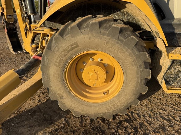 2025-caterpillar-420-image-55
