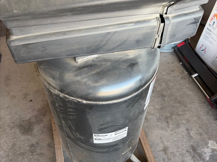 #32-•-craftsman-professional-two-stage-12-v-25-gallon-vertical-175-psi-compressor-image-5