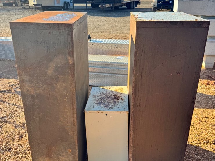 #9002-•-3-metal-filing-cabinets-image-2