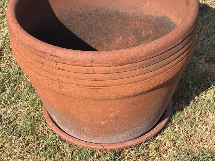 #26-•-20-inch-diameter-terra-cotta-pot-with-saucer-image-2