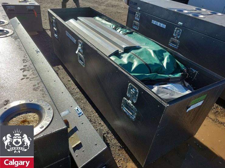 metal-locking-case-94"x28"x33-lh19x35-harness,-weather-cap,-vinyl-walls-image-4