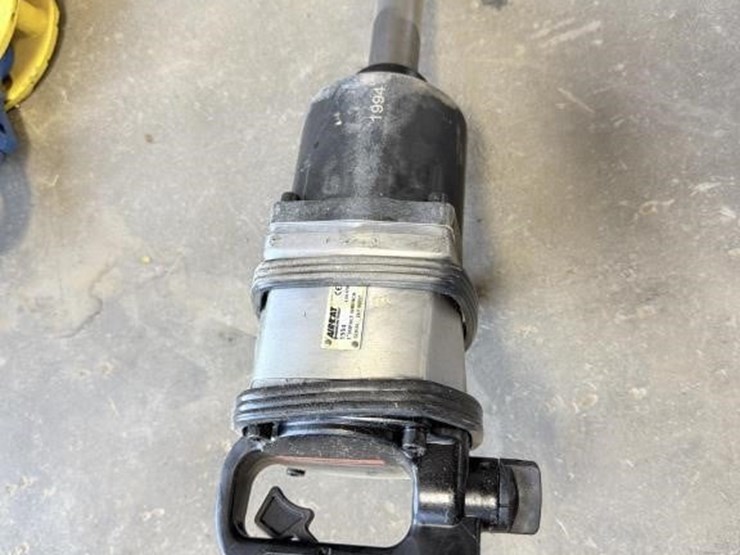 aircat-1"-impact-gun-&-assorted-sockets-image-2