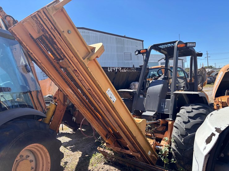 #41-•-case-588g-series-3-rough-terrain-forklift-image-4