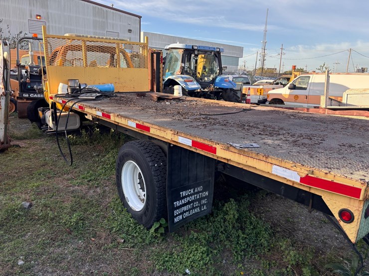 #46-•-ford-550-flatbed-cab-chassis-truck-with-headache-rack-image-10