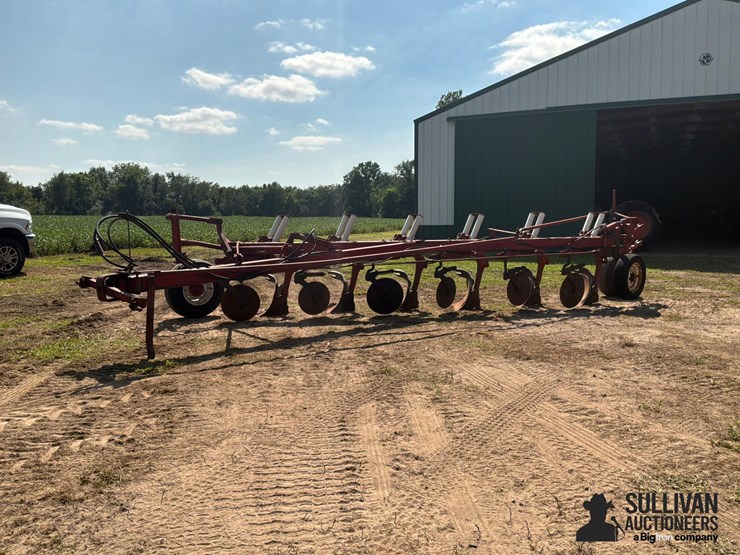 international-720-6-bottom-plow-image-1