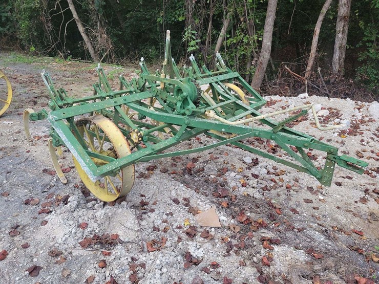 john-deere-chisel-plow-image-1