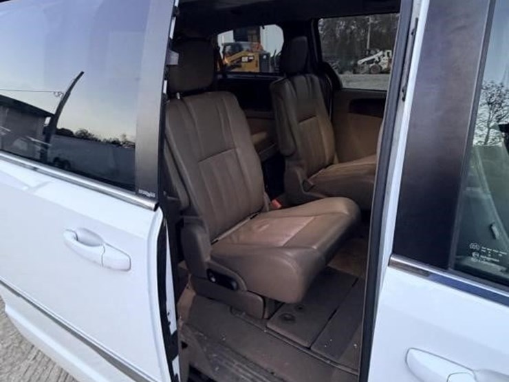 2014-chrysler-town-&-country-image-18