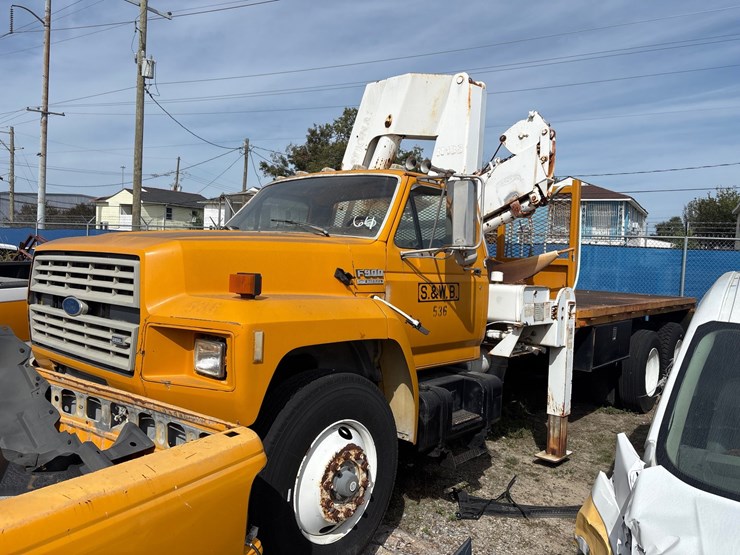 #64-•-1989-ford-ft900-crn-ford-ft900-crn-image-1