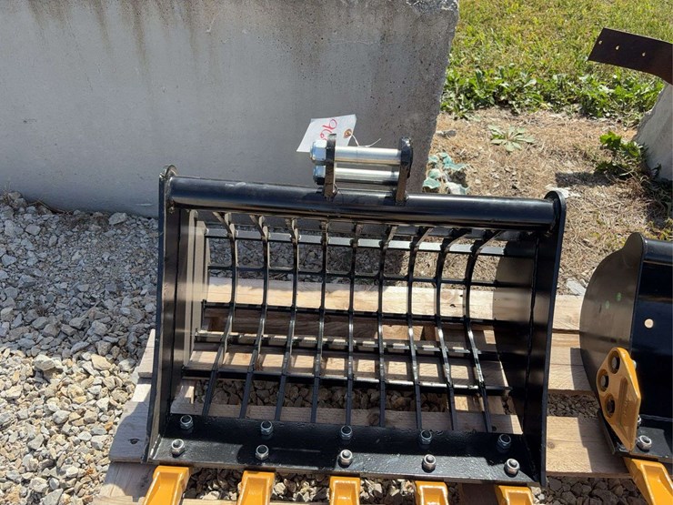 mini-excavator-sieve-bucket-with-teeth-image-1