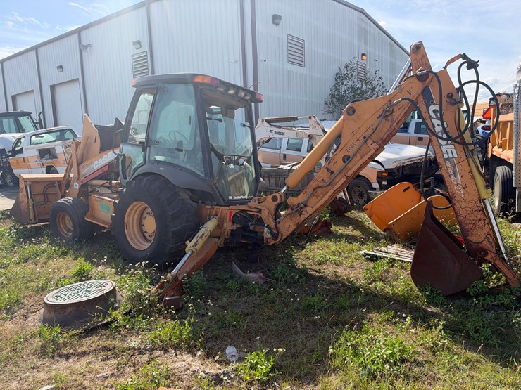 #90-•-2010-case-590sm-backhoe-image-2