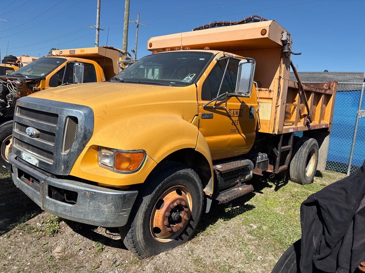 #19-•-ford-f-750-super-duty-single-axle-dump-truck-image-1