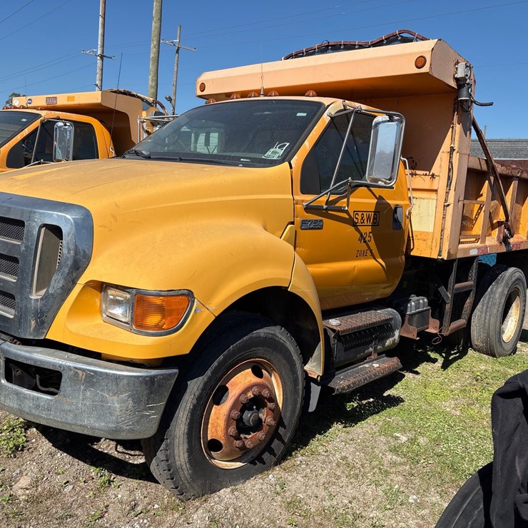 #19 • Ford F-750 Super Duty Single-Axle Dump Truck