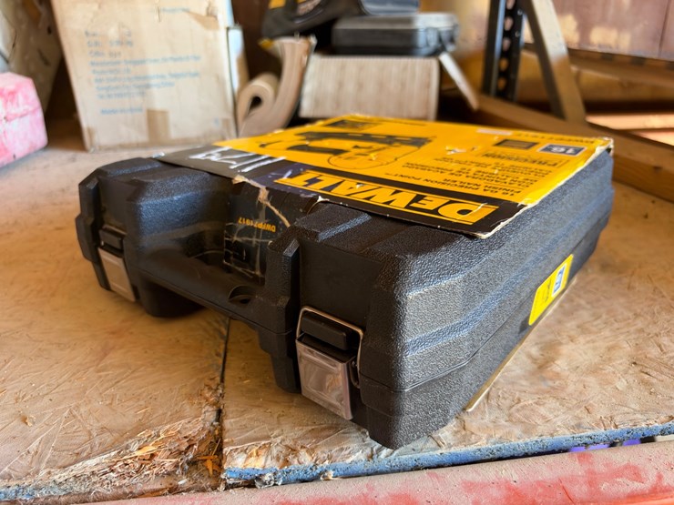 #1179-•-dewalt-pneumatic-16-ga-precison-point-finish-nailer-image-3