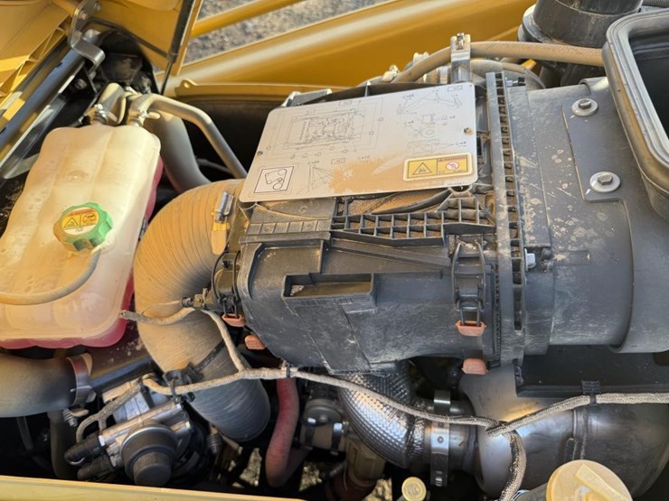 2025-caterpillar-420-image-50