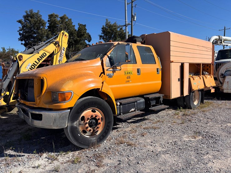 #17-•-2009-ford-f-750-super-duty-crew-cab-utility-truck-image-1