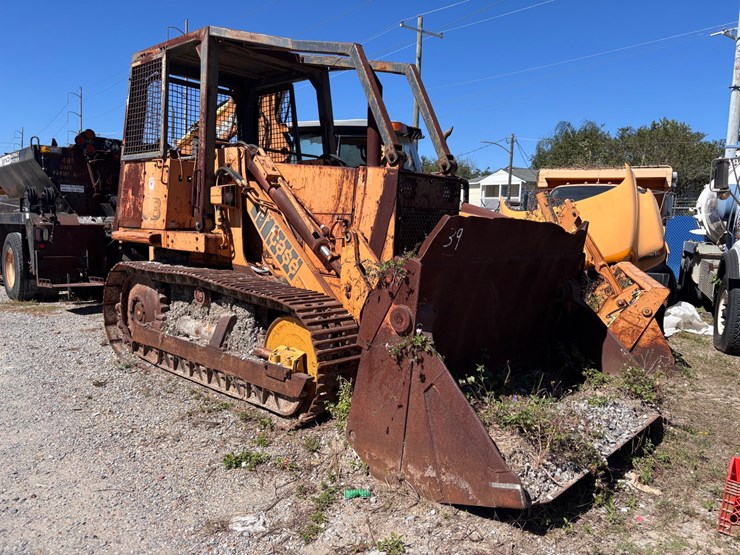 #39-•-case-115-crawler-loader-with-front-bucket-image-1