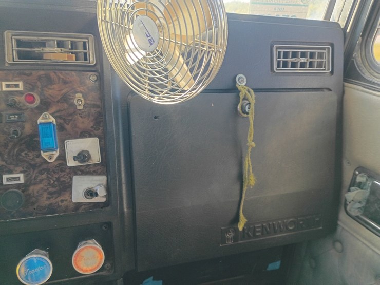 #27067-•-1984-kenworth-w900-tri-axle-dump-truck-image-57