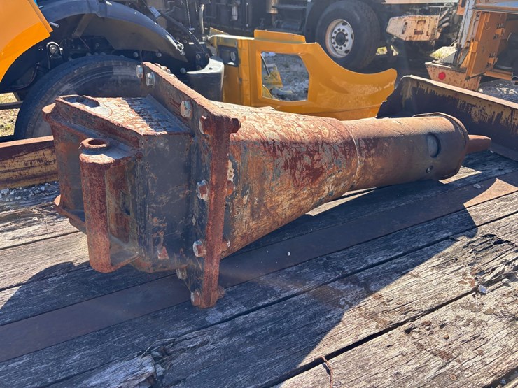 #11-•-hydraulic-breaker-attachment-with-pointed-chisel-bit-image-2