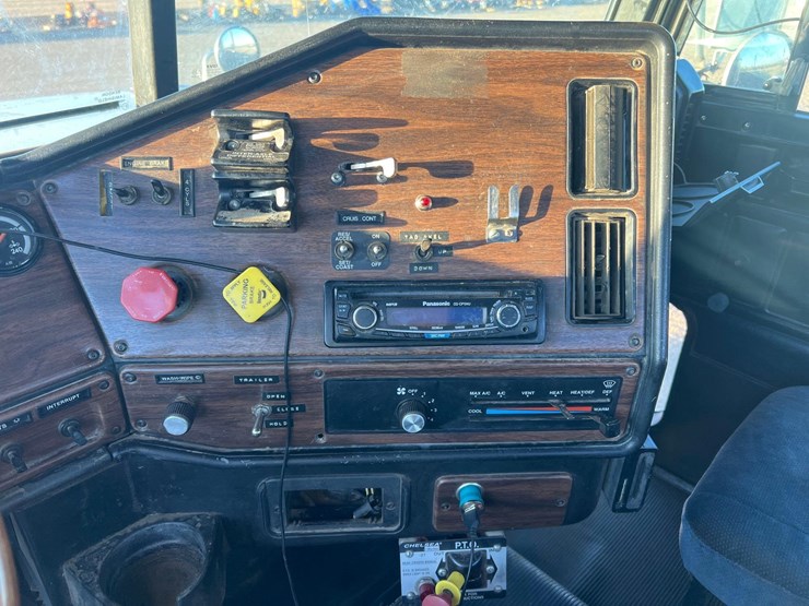 1996-freightliner-day-cab-image-24