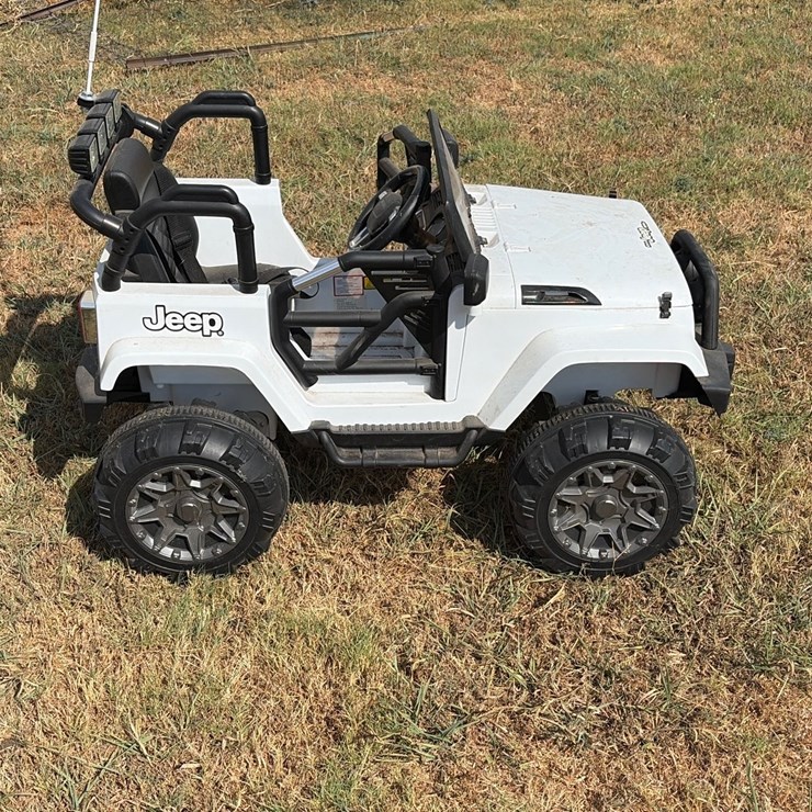#15 • Kids electric Jeep with remote control new battery