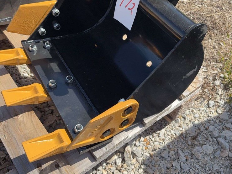 mini-excavator-bucket-with-teeth-image-2