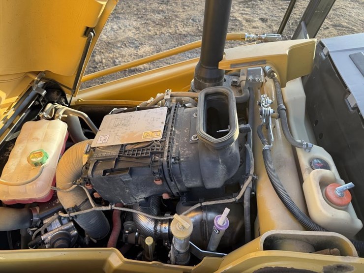 2025-caterpillar-420-image-49
