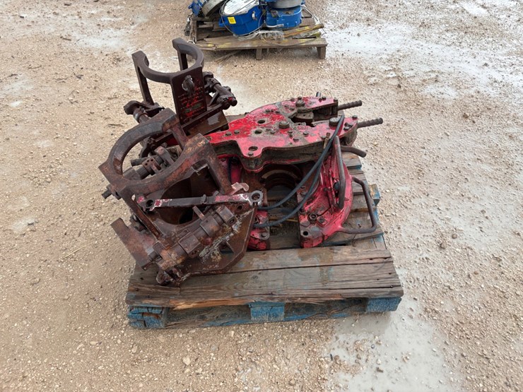 pallet-w/-(2)-incomplete-ch-d-125ton-tubing-spiders,-pneumatic-tong-backup-&-tubing-tong-body-image-3