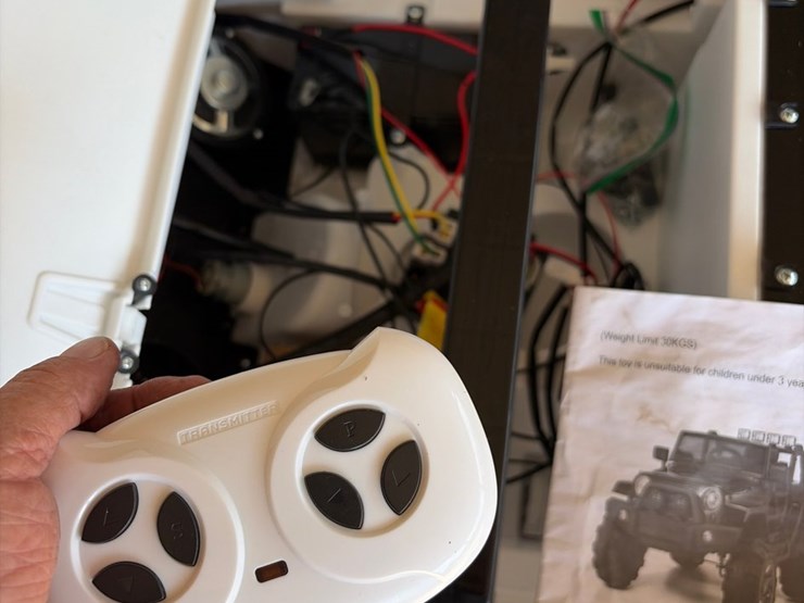 #15-•-kids-electric-jeep-with-remote-control-new-battery-image-5