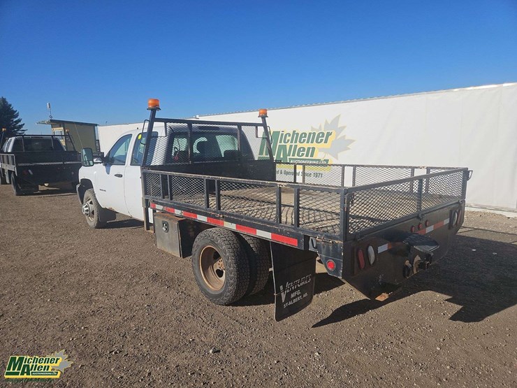 2014-chevrolet-silverado-3500hd-cc-4x4-s/a-deck-truck-image-3