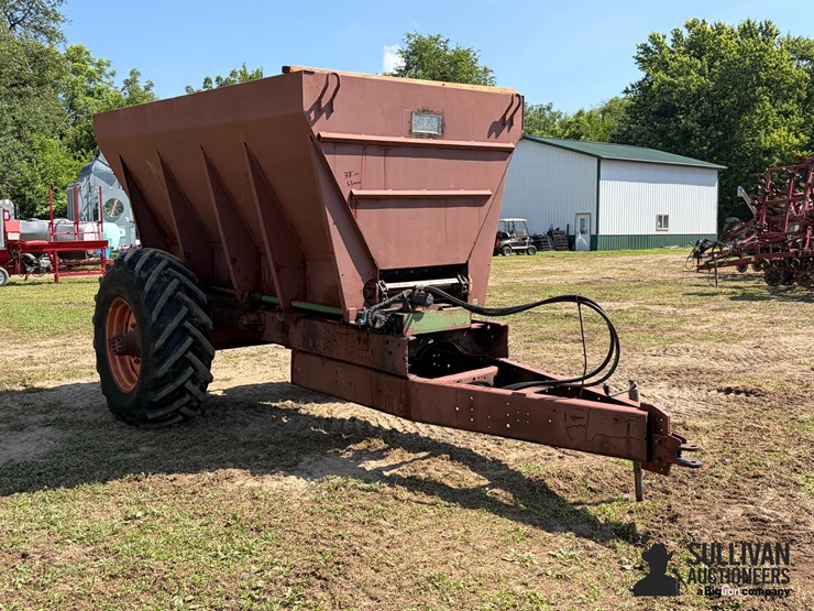 highway-equipment-company-l-70-11-8-ton-lime-spreader-image-3