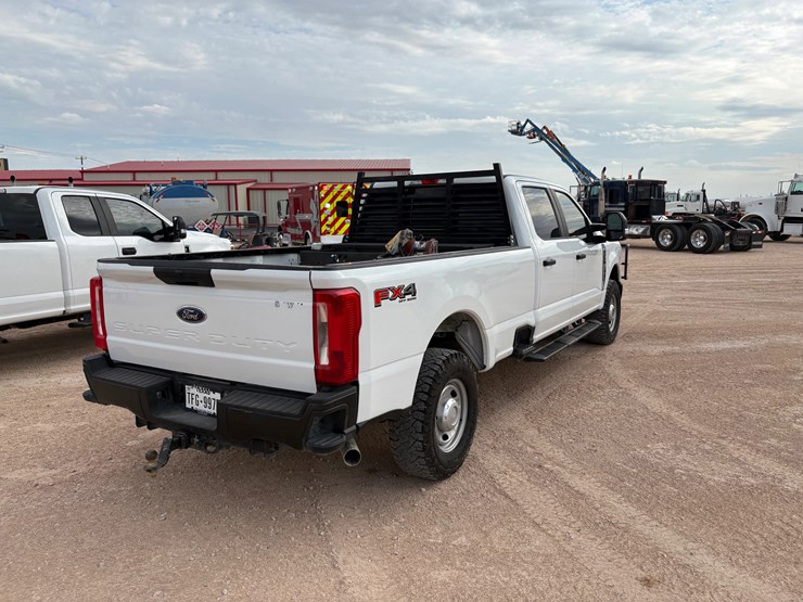2023-ford-f-250-super-duty-crew-cab-pickup-truck,-4x4-(gasoline)-image-4
