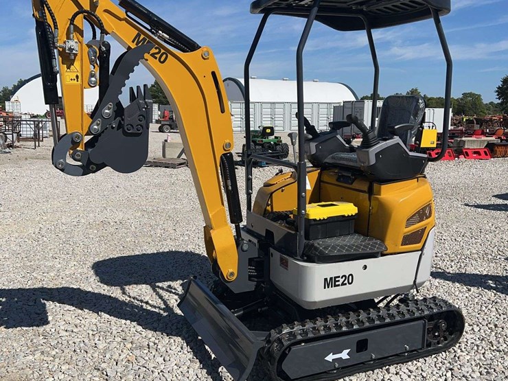 me20-mini-excavator-image-1