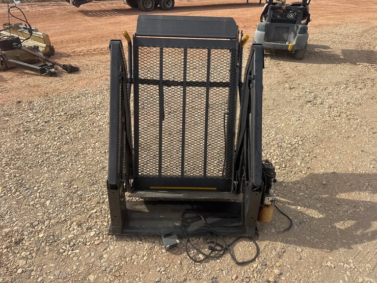 #9015-•-braun-millennium-series-wheel-chair-lift-for-school-bus-image-1