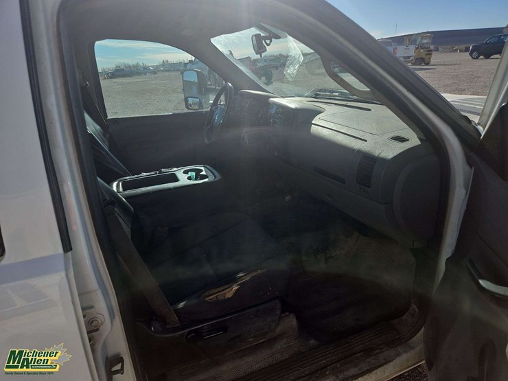 2013-chevrolet-silverado-3500hd-4x4-s/a-deck-truck-image-27