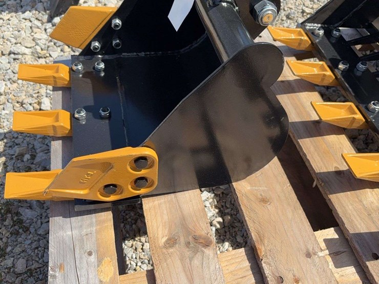 mini-excavator-bucket-with-teeth-image-2